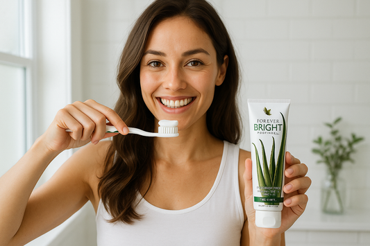 Mulher bonita a lavar os dentes com Forever bright tooth paste